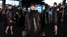 Foto kolase saat Anne Hathaway saat menghadiri Michael Kors Collection Spring/Summer 2023 Runway Show di New York City, Amerika Serikat, 14 September 2022. Lewat penampilan terbarunya, Anne Hathaway kembali mengingatkan publik akan karakter ikonik yang diperankannya di film The Devil Wears Prada. (Jamie McCarthy/Dimitrios Kambouris/AFP)