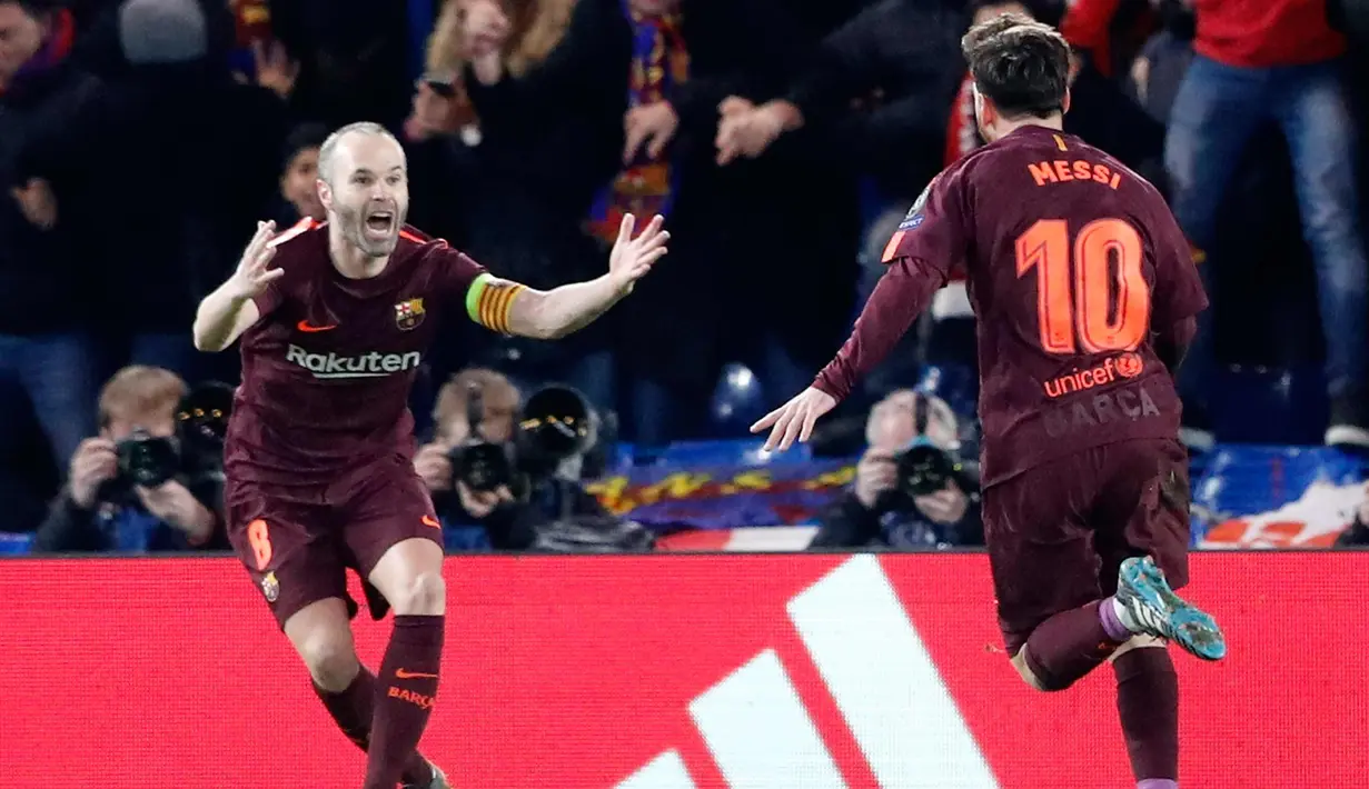 Lionel Messi (kiri) bersama rekannya Andres Iniesta melakukan selebrasi usai mencetak gol ke gawang Chelsea pada leg pertama babak 16 besar Liga Champions di Stamford Bridge, London (20/2). (AP Photo/Frank Augstein)