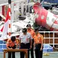 Penyerahan Badan AirAsia QZ8501 dari Basarnas ke KNKT (foto: Faizal Fanani)