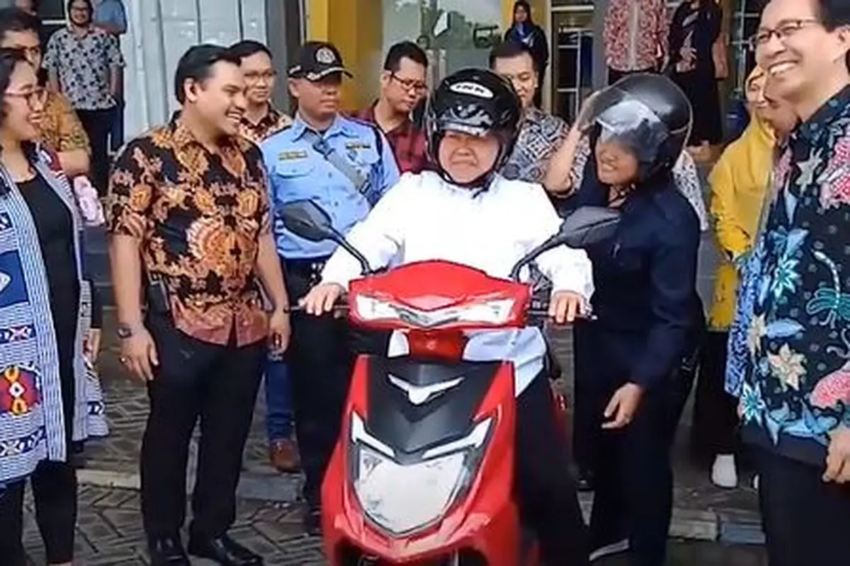 6 Potret Tri Rismaharini Naik Motor Listrik, Kendaraan Dinas Baru