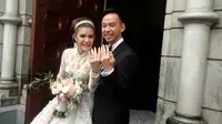 Presenter Olga Lydia melepas masa lajangnya pada usia 40 tahun. Olga dan Aris Utama mengucap janji sehidup semati di Gereja Katedral, Jakarta Pusat pada 21 April 2017 siang. (Muhamad Altaf Jauhar/Bintang.com)