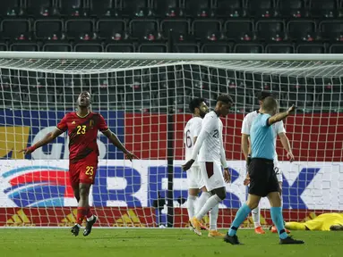 Penyerang Belgia, Michy Batshuayi, kiri, berselebrasi setelah mencetak gol ke gawang Swiss dalam pertandingan persahabatan di King Power Stadion At Den Dreef, Kamis (12/11/2020) dini hari WIB. Timnas Belgia Belgia mengalahkan Swiss dengan skor 2-1. (AP Photo/Francisco Seco)