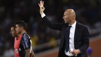 Pelatih Real Madrid, Zinedine Zidane, memberikan instruksi kepada anak asuhnya saat melawan Real Sociedad. Kemenangan atas Sociedad membawa Madrid menempel Barcelona di klasemen La Liga Spanyol. (AP/Alvaro Barrientos) 