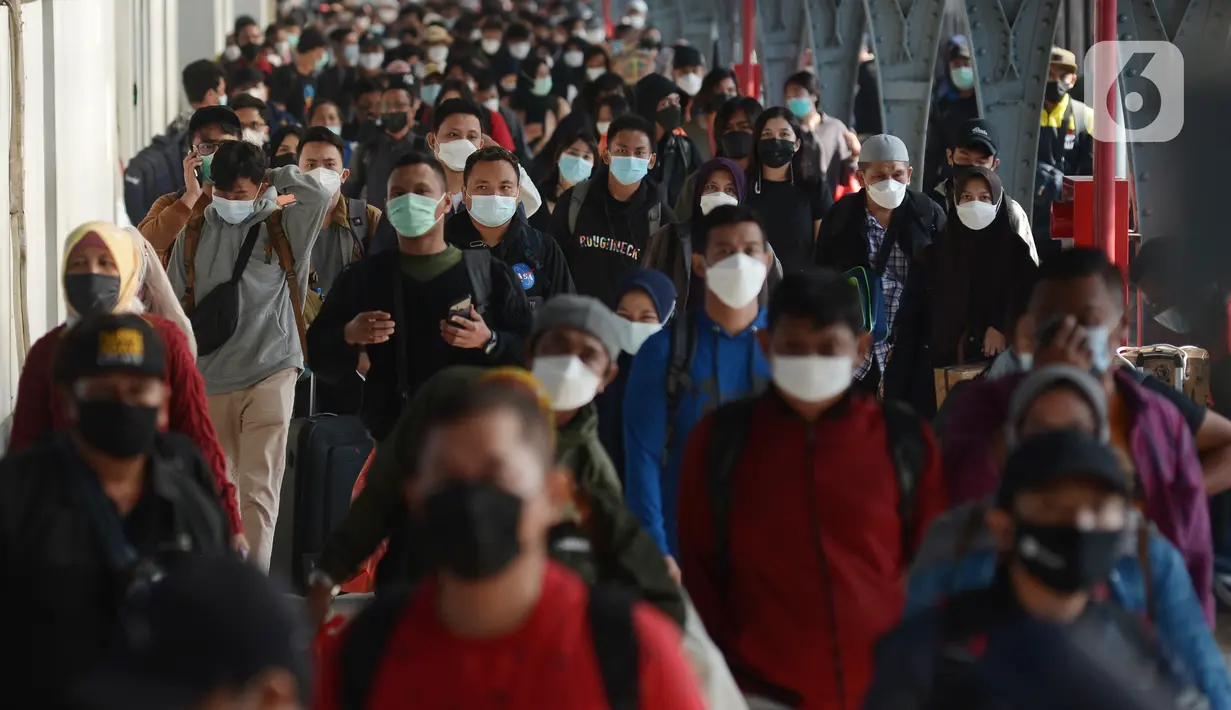 Suasana arus balik mudik Lebaran dengan Kereta Api Kertajaya tujuan Surabaya Pasar Turi-Stasiun Pasar Senen, Jakarta, Rabu (19/5/2021). Stasiun Pasar Senen tak menerapkan kembali pengecekan dokumen bebas COVID-19 bagi para penumpang yang tiba di Jakarta. (merdeka.com/Imam Buhori)