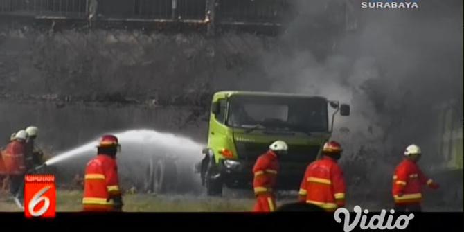 VIDEO: Si Jago Merah Melalap Gudang di Margomulyo Surabaya