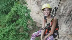 Pakai alat pengeman lengkap, momen seru saat mencoba rope climbing ini diabadikan Della Dartyan dalam media sosial Instagramnya. Terlihat dalam potretnya ini bahwa jarak permukaan tanahnya ini terlihat cukup tinggi. (Liputan6.com/IG/@delladartyan)