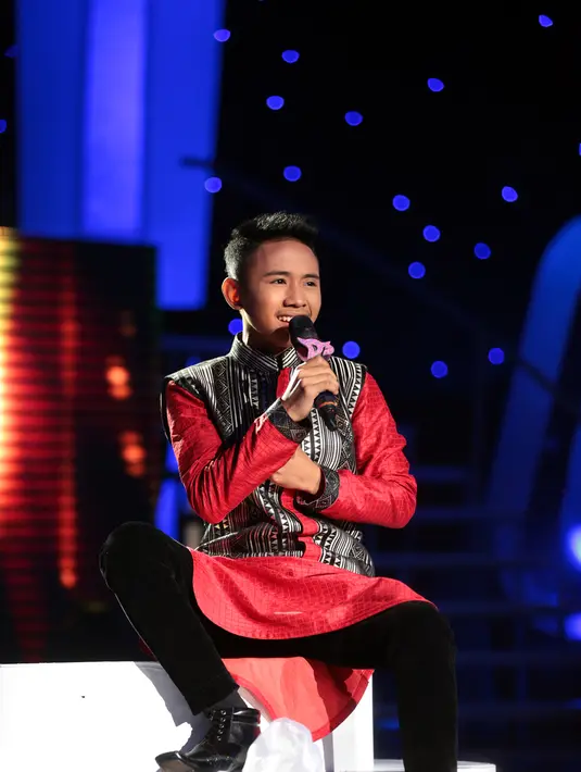 Kontestan termuda ini juga membuat haru Ratu Ngebor Inul Daratista, sempat menitikan air mata usai mencium dan berkomentar. Ia juga dianggap seperti anaknya. (Adrian Putra/Bintang.com)