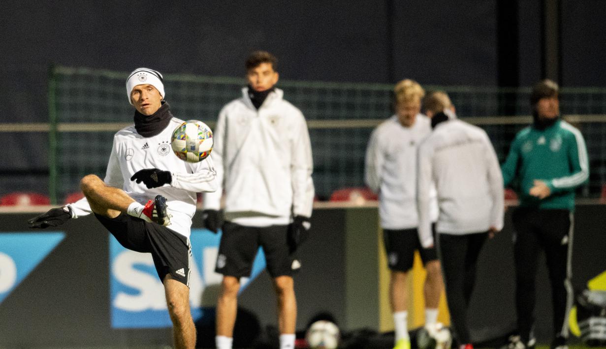 Penyerang senior timnas Jerman, Thomas Muller masih dipercaya untuk tampil dampingi pemain muda pada laga kontra Rusia. (AFP/Robert Michael)