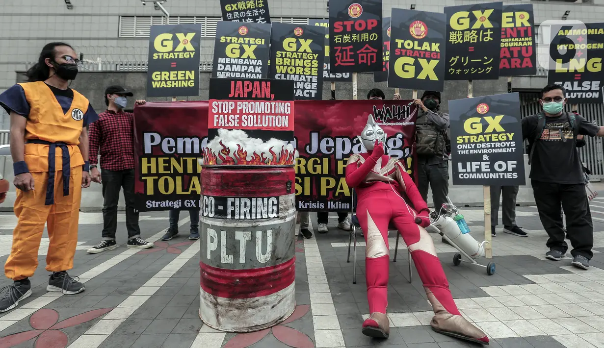 Sejumlah aktivis Wahana Lingkungan Hidup Indonesia (Walhi) berunjuk rasa di depan Kantor Kedutaan Besar Jepang, Jakarta, Selasa (1/11/2022). Mereka menyampaikan protes terhadap pemerintah Jepang yang mempromosikan berbagai teknologi seperti co-firing hidrogen dan amonia, teknologi penangkapan dan penyimpanan karbont (CCS), serta penggunaan Liquid Natural Gas (LNG) untuk investasi sektor energi mereka melalui strategi GX (Green Transformation) karena dianggap solusi palsu dalam mengatasi krisis iklim. (Liputan6.com/Johan Tallo)