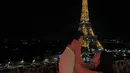 Simu Liu melamar kekasihnya di hotel mewah Shangri-La. Keduanya juga tampak romantis berfoto di depan menara Eiffel. Liu juga menulis di Instagram: 'Dari akhir pekan di Paris, perjalanan sehari ke Palm Springs, malam-malam panjang di lokasi syuting, sore-sore bersantai di sofa, dan segala hal di antaranya, aku memilihmu selamanya.' [@allison]