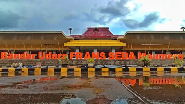 Bandar Udara Frans Seda, Kabupaten Sikka, NTT ditutup sementara akibat dampak abu vulkanik erupsi Gunung Lewotobi Laki-Laki (Liputan6.com/Ola Keda)