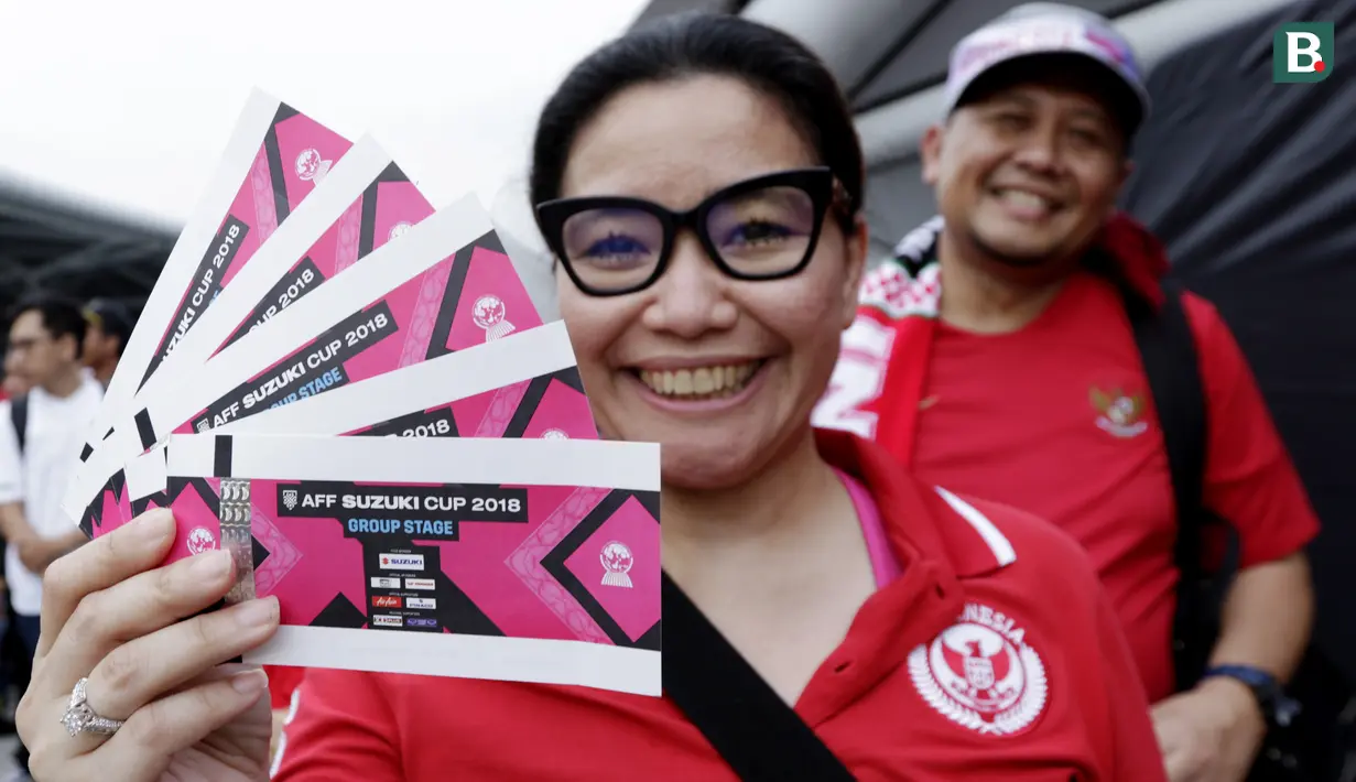 Suporter Timnas Indonesia berkumpul saat berada di Stadion Nasional, Singapura, Jumat (9/11). Indonesia akan melawan Singapura pada laga Piala AFF 2018. (Bola.com/M. Iqbal Ichsan)