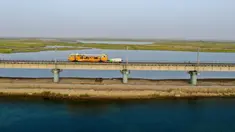 Foto drone menunjukkan sebuah lokomotif perbaikan rel (railgrinder) untuk memperbaiki ketidakteraturan pada rel di jalur kereta api Golmud-Korla di Daerah Otonom Uighur Xinjiang, China, 14 Juli 2020. Jalur ini menurut jadwal pengoperasiannya akan dimulai pada 30 Oktober 2020. (Xinhua/Ding Lei)