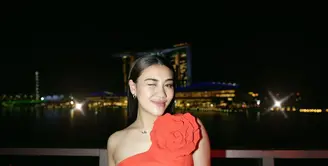 Lewat akun Instagram pribadinya, Aaliyah membagikan foto dirinya saat menghadiri salah satu acara di Singapura. Hadir dalam acara bergengsi yang dihadiri selebriti internasional, Aaliyah tentu tampil maksimal.