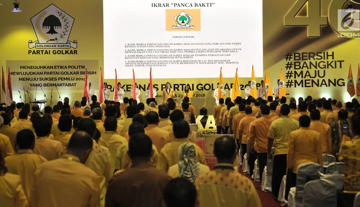 Para kader mengucapkan Ikrar Panca Bakti saat pembukaan Rakernas Partai Golkar 2018 di Jakarta, Kamis (22/3). Rakernas membahas Pilkada 2018 dan Pilpres 2019. (Merdeka.com/Iqbal Nugroho)
