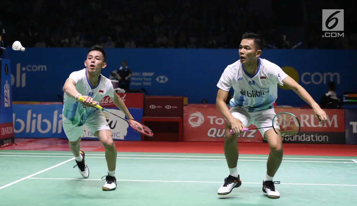 Pebulu tangkis ganda putra Indonesia, Fajar Alfian/M Rian Ardianto saat melawan Takuro Hoki/Yugo Kobayashi (Jepang) di Perempat Final Indonesia Open 2019 di Istora Senayan, Jakarta, Jumat (19/7/2019). Fajar/Rian kalah 19-21, 12-21. (Liputan6.com/Helmi Fitrhiansyah)