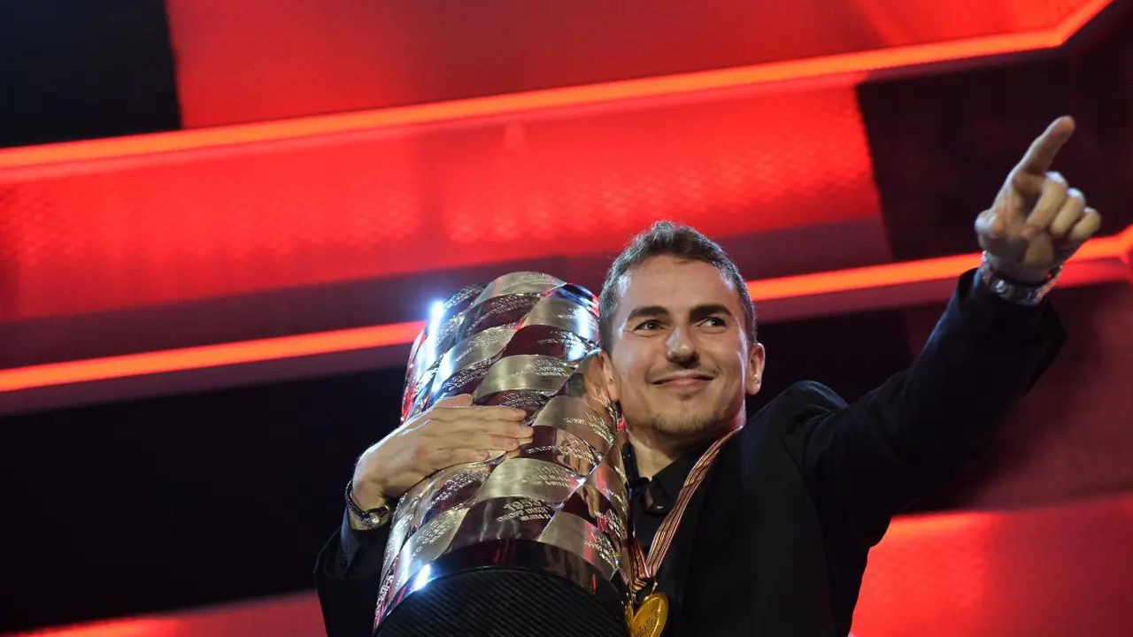 Jorge Lorenzo terima Trofi tanpa Rossi di FIM Awards