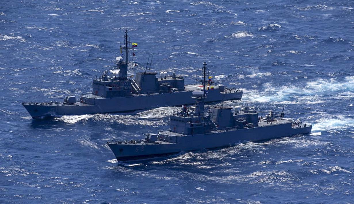 Pemandangan fregat tentara Kolombia saat latihan militer 70 mil laut (130 kilometer) dari Cartagena, Kolombia, 28 Februari 2022. Latihan untuk memperkuat perang melawan perdagangan narkoba dan melindungi kedaulatan nasional. (PRENSA ARMADA DE COLOMBIA/Colombian National Navy/AFP)