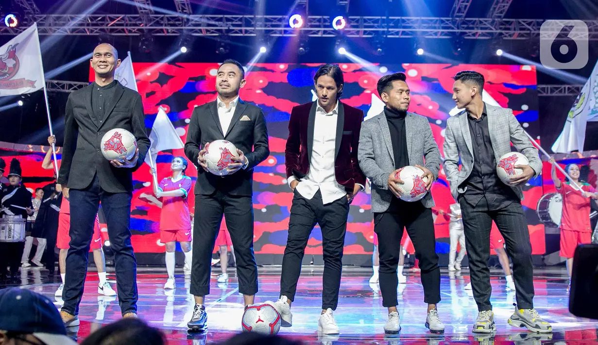 (ki-ka) Markus Haris Maulana, Ponaryo Astaman, Irfan Bacdhim, Andik Vermansah dan Syahrian Abimanyu saat berada di atas panggung gelaran Indonesian Soccer Award 2019 di Studio 6 Indosiar, Jakarta, Jumat (10/1/2020). (Liputan6.com/Faizal Fanani)