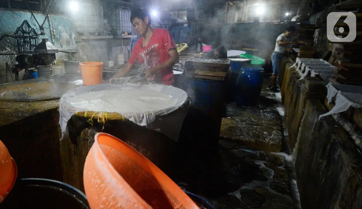 Pekerja menyelesaikan pembuatan tahu di salah satu industri tahu tradisional , di Babakan Pocis, Setu, Tangerang Selatan, Selasa (14/7/2020). Pesanan tahu yang sempat menurun hingga 50 persen di awal pandemi Covid-19, kini mulai perlahan naik. (merdeka.com/Dwi Narwoko)