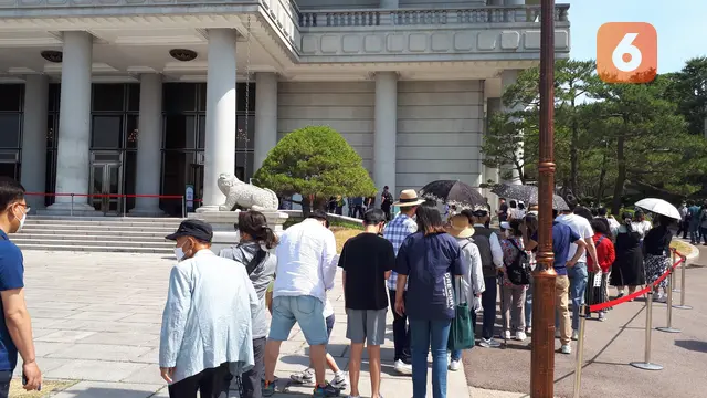 Antrean pengunjung di Blue House atau Gedung Biru (Cheong Wa Dae) yang lebih dikenal sebagai Istana Kepresidenan Korea Selatan setelah resmi dibuka untuk publik mulai 10 Mei 2022. (Liputan6.com/Tanti Yulianingsih)