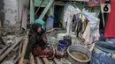 Warga mengumpulkan air menggunakan ember di kawasan Muara Angke, Jakarta, Sabtu (26/2/2022).  Warga Muara Angke mengaku harus membeli air untuk kebutuhan sehari-hari dengan harga Rp2.500,- per jeriken. diantaranya tinggal di Blok Limbah, Blok Eceng, dan Blok Empang. (Liputan6.com/Faizal Fanani)