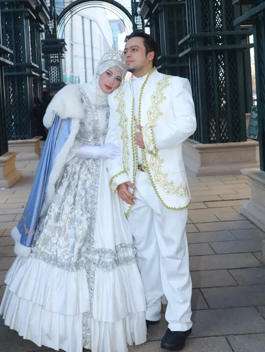 Syech Zaki sendiri terlihat gagah dengan outfit serba putih berlapis jas putih bordir renda emas [@tasyiiathasyia]