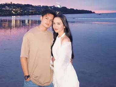 Dalam unggahannya, Randy menyertakan keterangan singkat namun penuh makna, "The moments." Netizen yang sudah lama menunggu momen seperti ini menyebut keduanya sebagai 'couple goals' dan salah satu pasangan favorit. Reaksi antusias ini menunjukkan betapa banyaknya penggemar yang mendukung hubungan mereka. (Liputan6.com/IG/@randymartinnn)