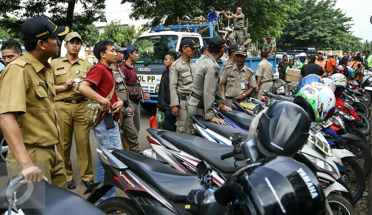 Petugas Kelurahan Senen bersama Dishub DKI dan Satpol PP menggelar razia parkir liar di wilayah Senen, Jakarta Pusat, Selasa (29/3/2016). Kendaraan roda dua terparkir di bahu jalan ataupun trotoar langsung dicabut pentil. (Liputan6.com/Yoppy Renato)