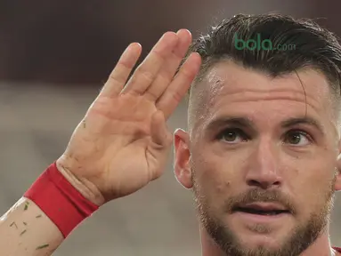 Marko Simic mmberikan salam kepada The Jakmania usai membobol gawang Johor Darul Ta’zim pada laga Piala AFC 2018 di Stadion Utama Gelora Bung Karno, Jakarta, Selasa (10/4/2018). Persija Jakarta menang 4-0.  (Bola.com/Nick Hanoatubun)