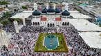 Foto udara menunjukkan umat Muslim saat melaksanakan salat Idul Adha di Masjid Raya Baiturrahman, Banda Aceh pada Rabu 27 Mei 2026. (CHAIDEER MAHYUDDIN/AFP)