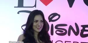Raisa Andriana terkesan dengan keterlibatannya menyanyikan salah satu lagu Disney. Menghadiri Acara Disney Raisa mengenakan gaun yang mirip seorang princess di disneyland.