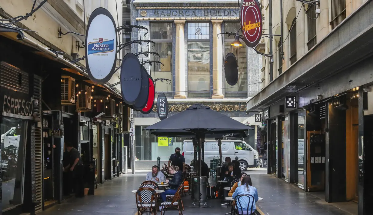 Pengunjung makan di luar ruangan di kawasan kafe pinggir jalan yang populer di Melbourne, Australia, Rabu (28/10/2020). Restoran-restoran dan kafe di Melbourne diizinkan untuk dibuka lagi setelah pemberlakuan lockdown yang ketat akibat Covid-19.  (AP Photo/Asanka Brendon Ratnayake)