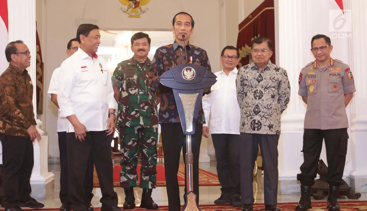 Presiden Joko Widodo atau Jokowi (tengah) menyampaikan keterangan terkait kerusuhan pascapengumuman hasil Pemilu 2019 di Istana Merdeka, Jakarta, Rabu (22/5/2019). Jokowi menyebut tidak akan memberi ruang untuk perusuh yang akan merusak NKRI. (Liputan6.com/HO/Ran)