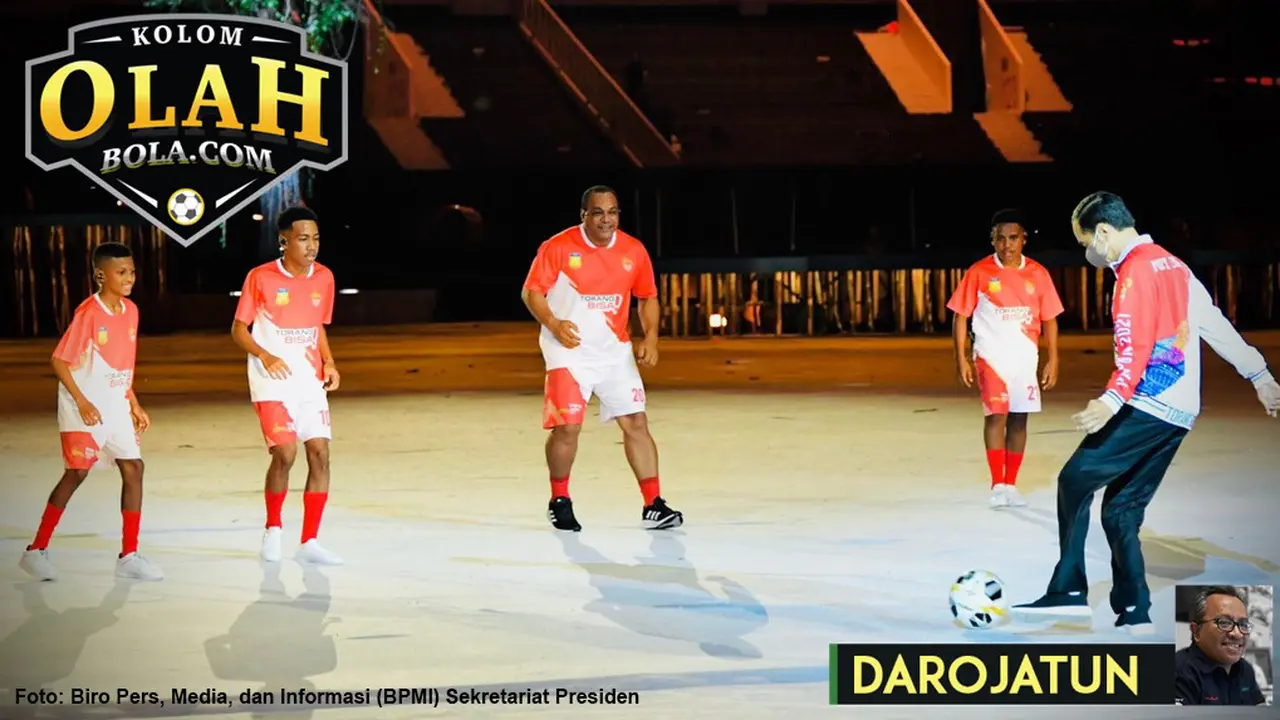 Kolom Olah PON XX Papua 2021 Oleh Darojatun. Presiden Joko Widodo bermain sepak bola saat Pembukaan PON XX Papua 2021. (Foto: Biro Pers, Media, dan Informasi (BPMI) Sekretariat Presiden)