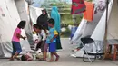 Aktivitas anak-anak tempat penampungan sementara di Desa Balaroa, Palu, Rabu (3/4). Ribuan anak masih membutuhkan hunian permanen 6 bulan setelah bencana gempa dan tsunami yang melanda Palu. (OLAGONDRONK/AFP)