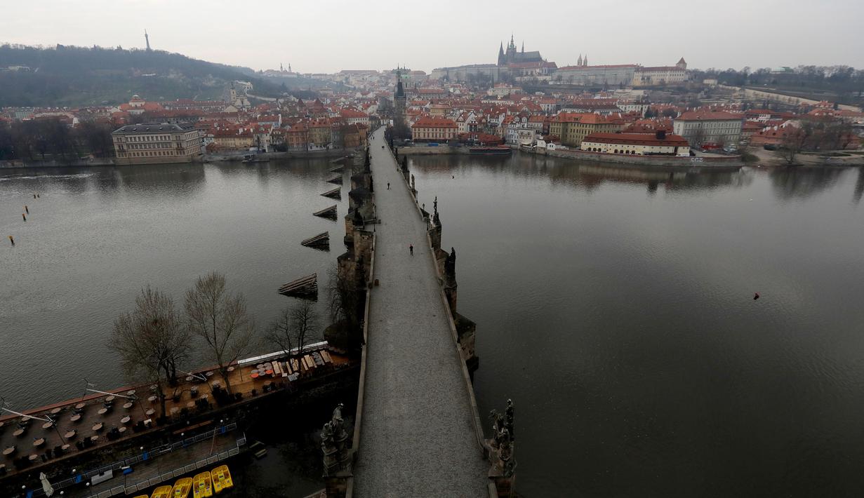 Foto Potret Jembatan Charles Di Praha Hampir Kosong Akibat Covid