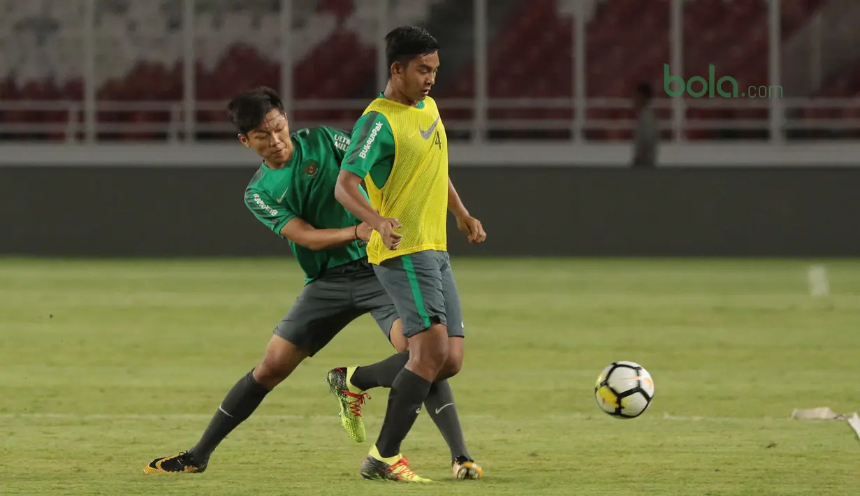 Penyerang Timnas U-19, M. Rafli Mursalim (kanan) saat berlatih jelang melawan Jepang U-19 di Stadion Utama GBK, (24/3/2018). Laga tersebut merupakan persiapan Timnas U-19 ke Piala Asia 2018. (Bola.com/Nicklas Hanoatubun)