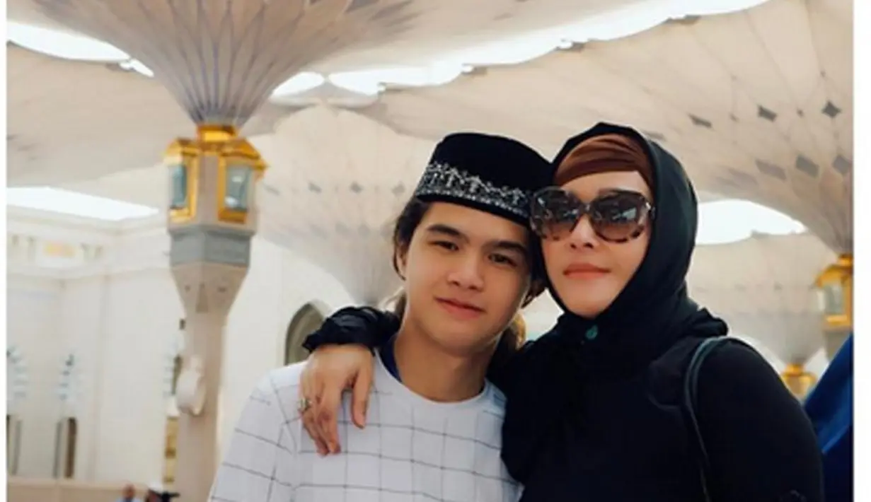 Termasuk kekaguman putranya Dul. Hal itu diketahui dari keterangan foto yang diunggah oleh Maia dalam Instagram saat sedang di Masjid Nabawi. (Instagram/maiaestiantyreal)