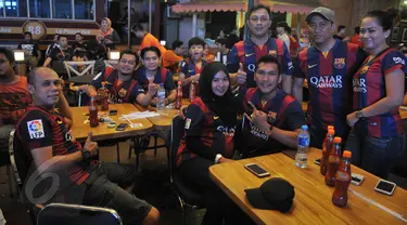 Fans Barca berfoto bersama saat nonton bareng final Liga Champions Juventus vs Barcelona, di Dock 88, La Piazza, Mall Kelapa Gading, Minggu (7/6/2015). (Liputan6.com/Herman Zakharia)