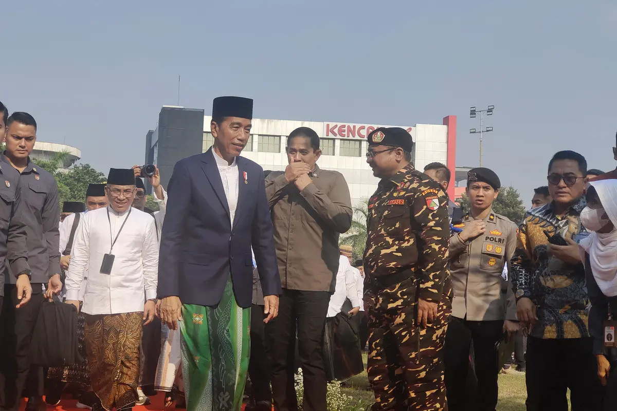 Presiden Joko Widodo usai menjadi pembina apel peringatan Hari Santri Nasional di Tugu Pahlawan Surabaya, Jawa Timur.