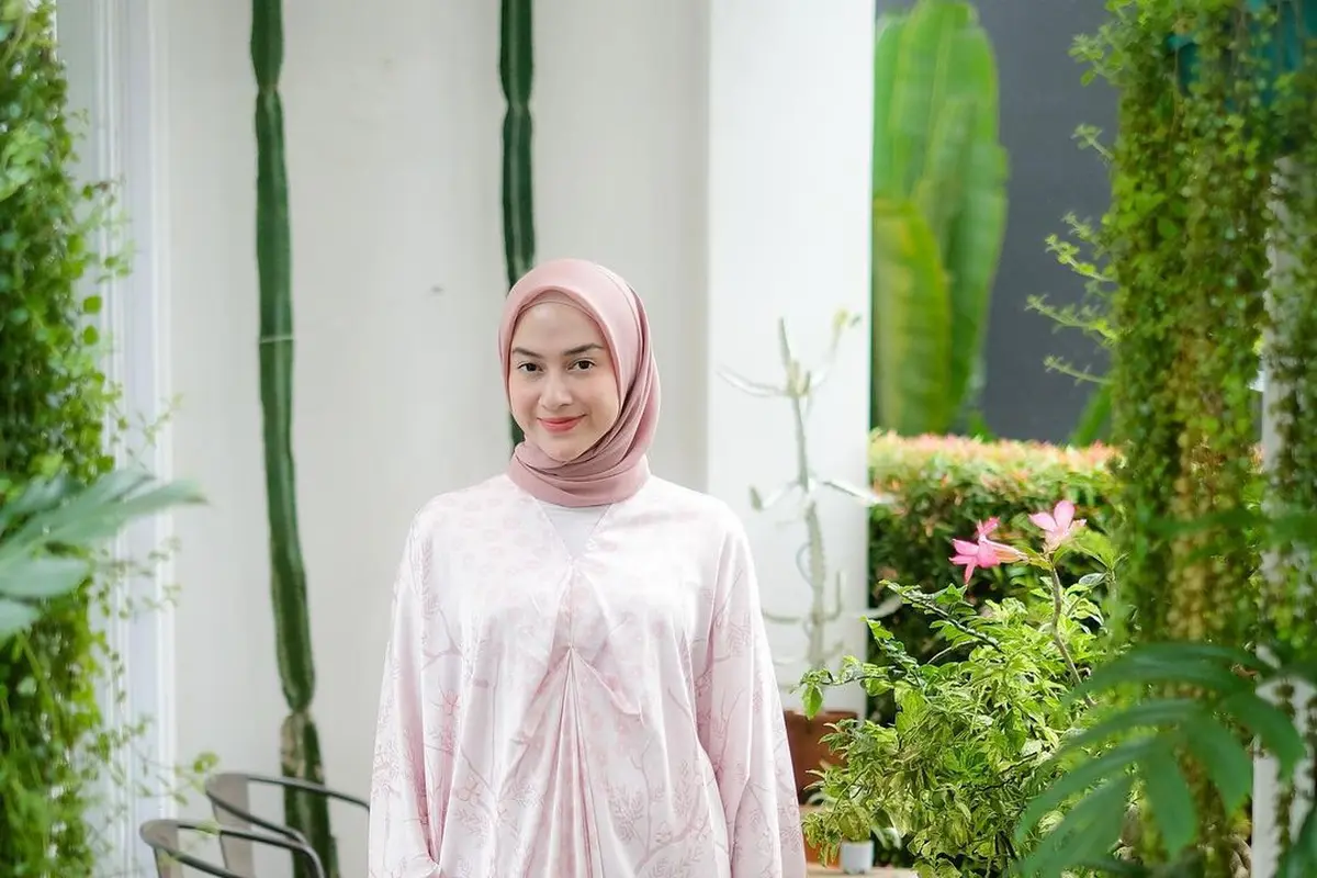 8 OOTD Hijab Pastel dari Adelia Pasha, Lesti Kejora hingga Laudya Cynthia Bella