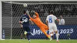 Kiper Inter Milan, Filip Stankovic (tegah) berusaha menjangkau bola saat laga uji coba pramusim melawan PSG di Japan National Stadium, Tokyo, Jepang, Selasa (01/08/2023). (AFP/Richard A. Brooks)