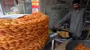 Kue manis satu ini biasanya jadi kudapan atau menu buka puasa yang digemari banyak orang. (Aamir QURESHI/AFP)