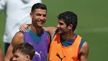 Cristiano Ronaldo berlatih bersama Timnas Portugal di ajang Piala Dunia 2026. Tampak ia bersama Goncalo Guedes. (PATRICIA DE MELO MOREIRA / AFP)