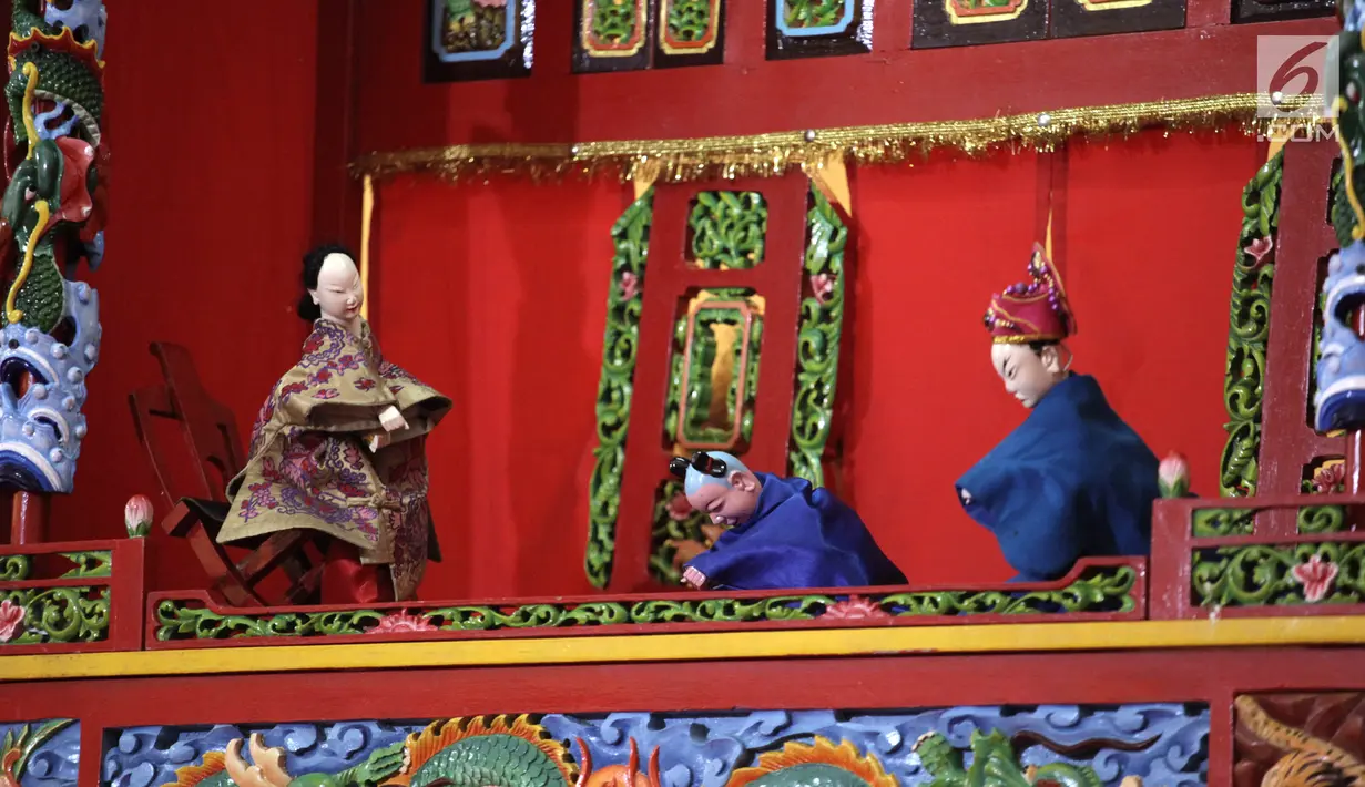 Adegan pertunjukan wayang potehi saat tampil di salah satu pusat perbelanjaan di Jakarta, Jumat (2/2). (Liputan6.com/Arya Manggala)