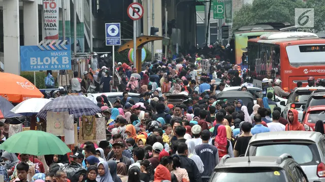 Pasar Tanah Abang Dipadati Pengunjung