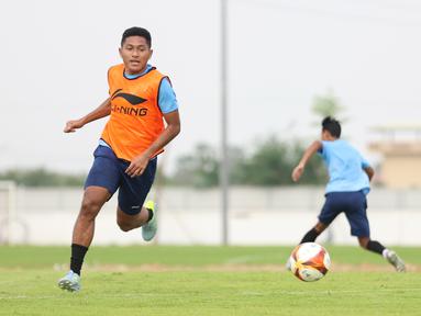 Pemain Timnas Indonesia U-22, Fajar Fathurrahman, saat sesi latihan di Visakha Training Center, Kamboja, Selasa (2/4/2023). Latihan tersebut merupakan persiapan jelang laga melawan Myanmar di SEA Games 2023. (Bola.com/Abdul Aziz)