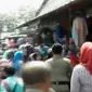 Razia kembali dilangsungkan senin siang ini, belasan petugas mengangkut paksa barang milik pedagang yang tetap saja membandel.  (Liputan 6 SCTV)