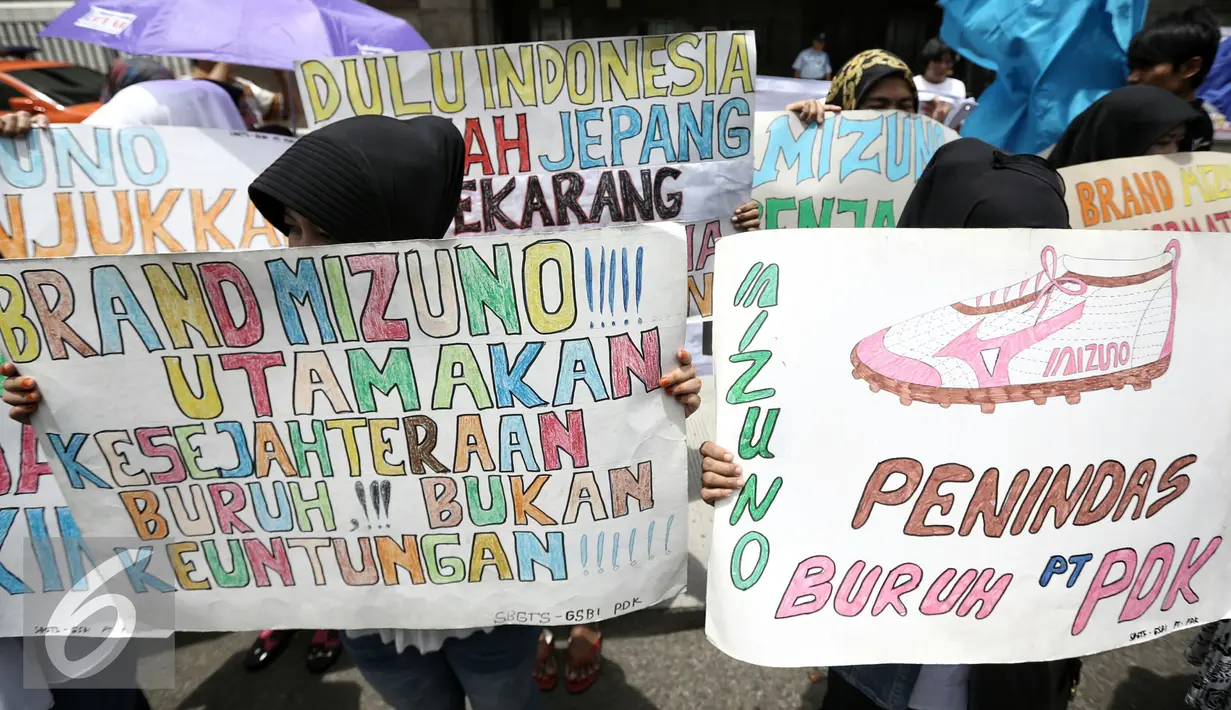 Massa membawa spanduk saat berunjuk rasa didepan Kedutaan Besar Jepang, Jakarta, Selasa (9/2). Mereka menuntut penyelesaian kasus PHK 1.300 buruh PT Panarub Dwikarya yang membuat sepatu Adidas dan Mizuno pada 2012 silam. (Liputan6.com/Faizal Fanani)